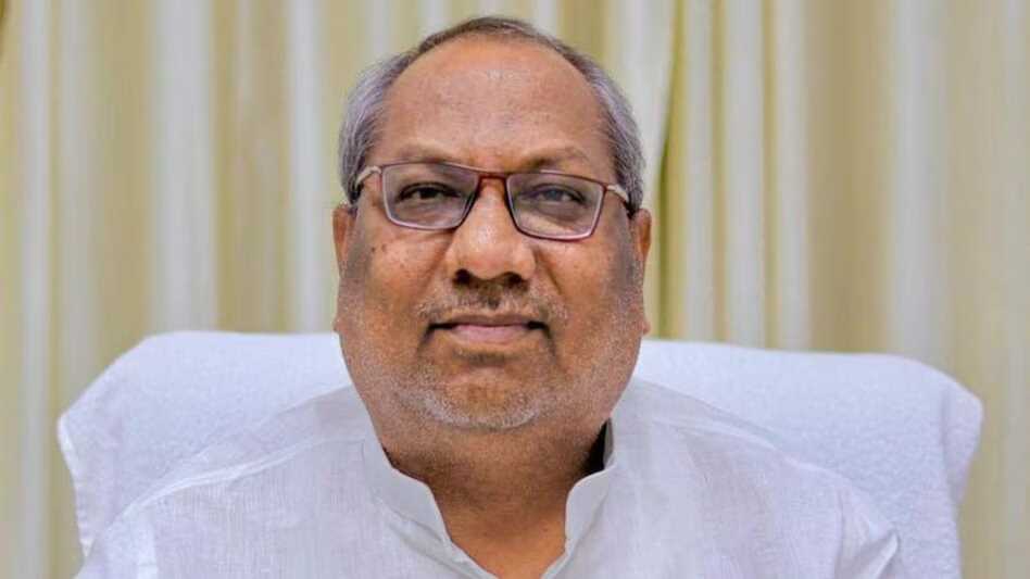 असदुद्दीन ओवैसी के बयानों पर योगी के मंत्री बरसे, कहा-तलवार के डर से बदल लिय धर्म